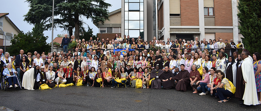 laycarmelites01 885