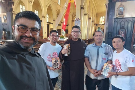 Distribuzione di biglietti di preghiera in El Salvador