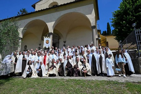 “La Familia” de la Castellina se une a la Tercera Orden