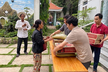 Los carmelitas vietnamitas ayudan a la comunidad