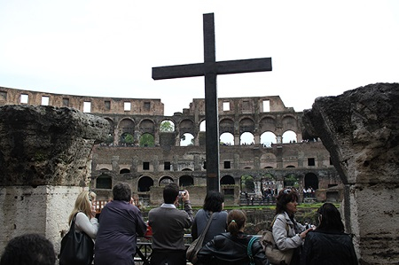 Cruz de Angelo Paoli en el Coliseo de Roma