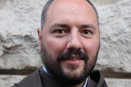 Un carmelitano serve come diacono alle Messe papali